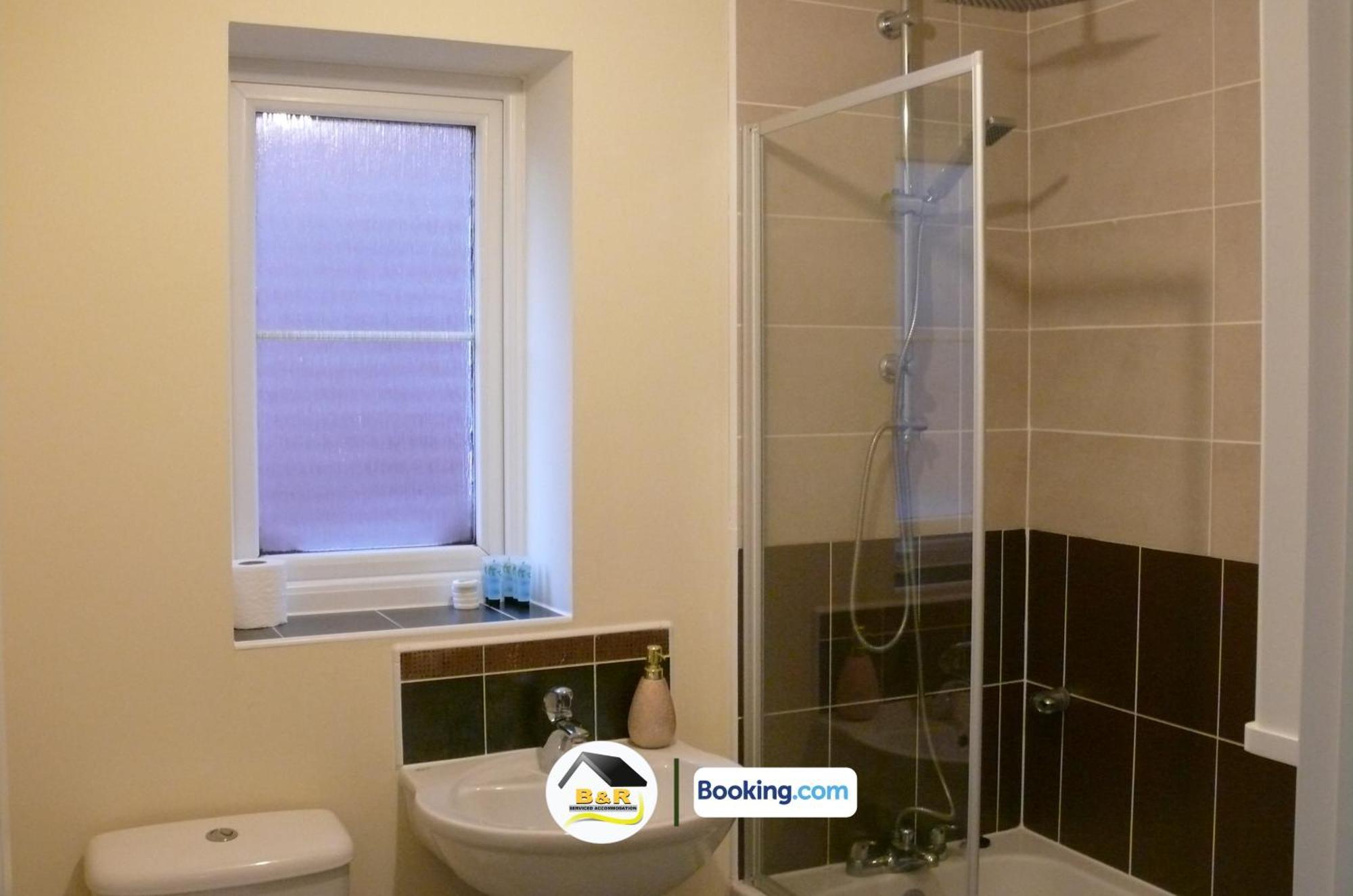 3 Bedroom House By B And R Serviced Accommodation Amesbury With Super Fast Wi-Fi 145Mbps Buitenkant foto