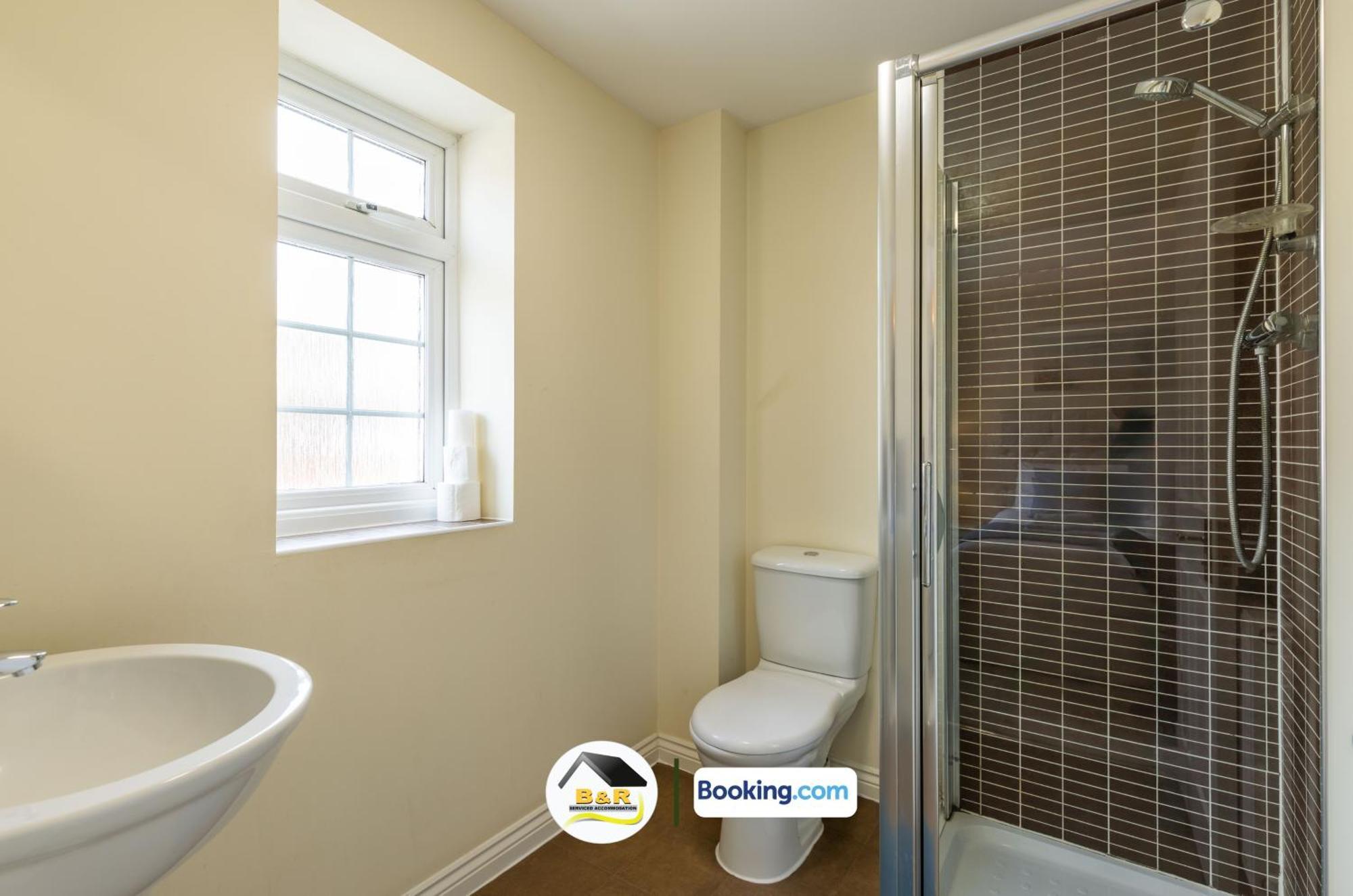 3 Bedroom House By B And R Serviced Accommodation Amesbury With Super Fast Wi-Fi 145Mbps Buitenkant foto